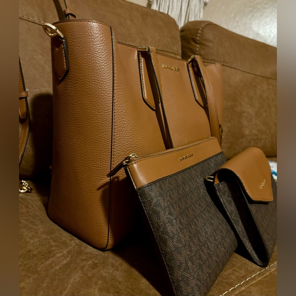 Michael Kors 3 in 1 Large Jet Set Tote. - Picture 3 of 10